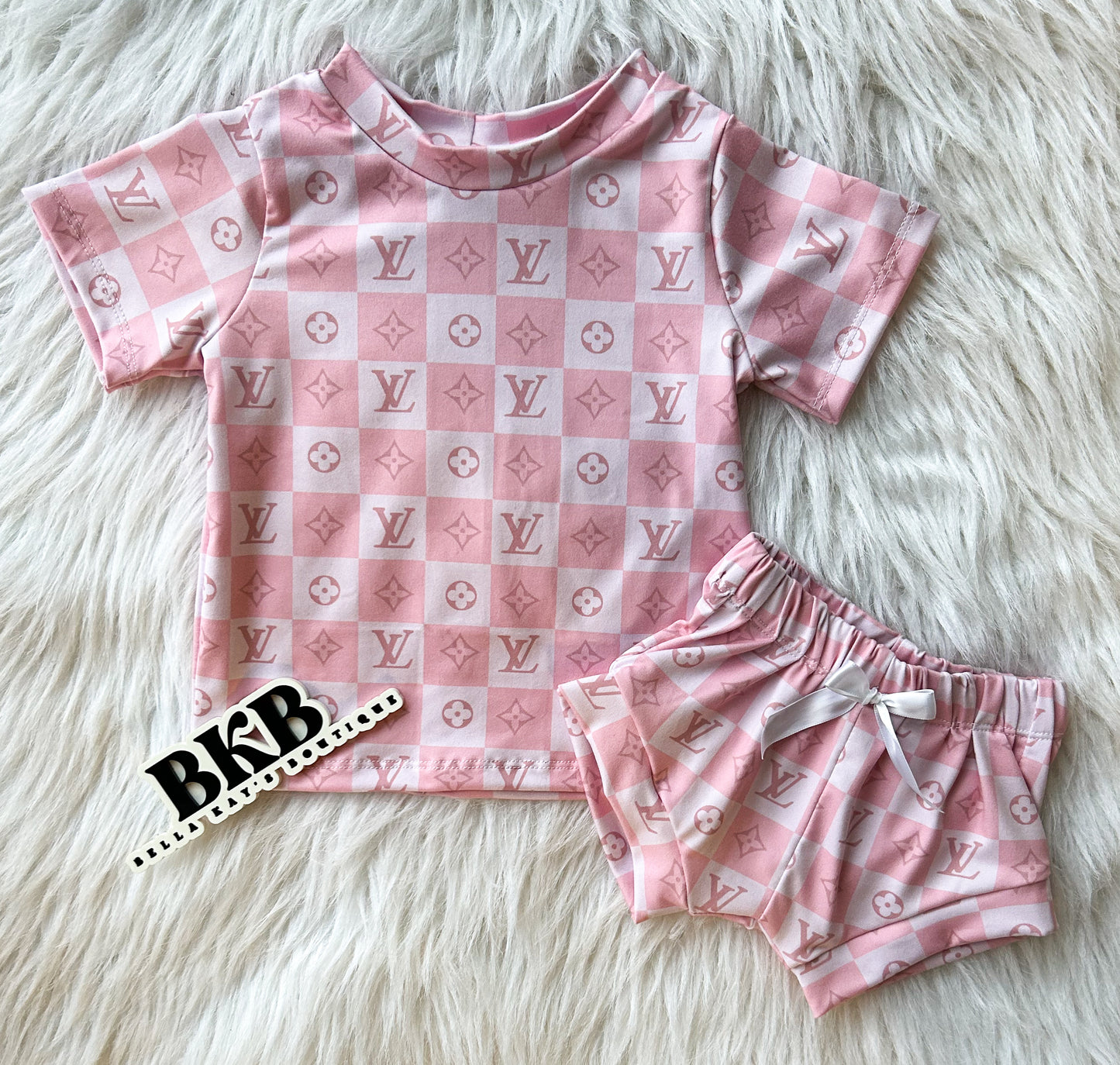 Pink checkeredlv T-Shirt & shorties set (POWYS)
