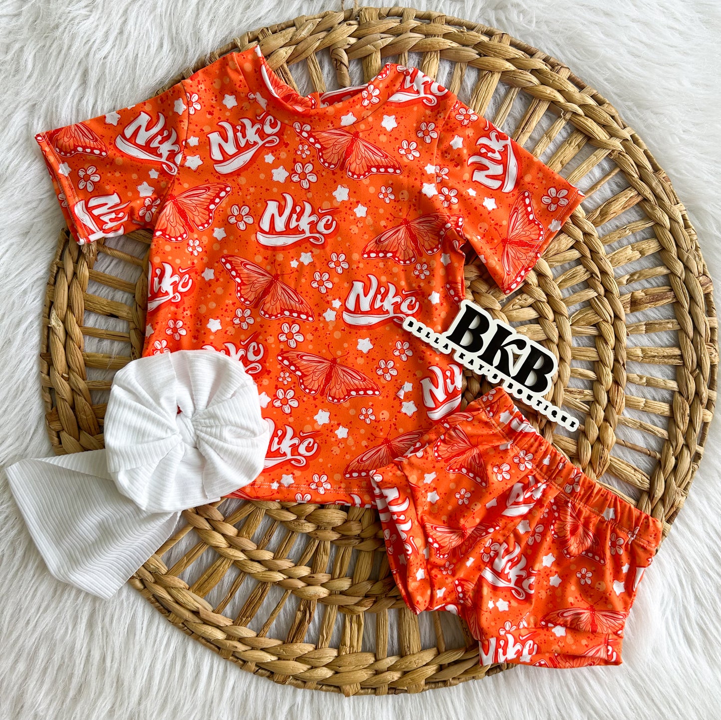 Orange Nikebutterfly t-shirt & shorties